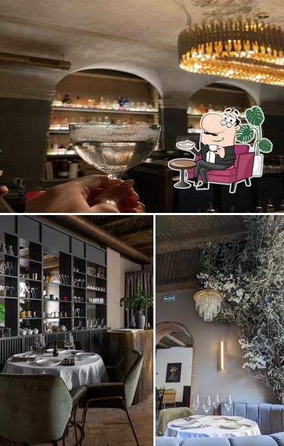 Взгляните на это изображение, где видны внутреннее оформление и барная стойка в Darling bistro&bar