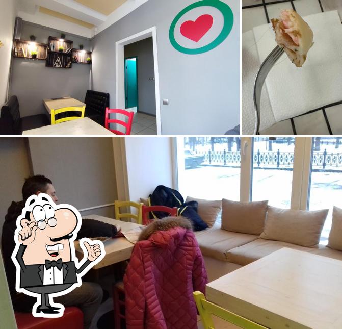 Посмотрите на внутренний интерьер "Блинной Три сковородки"