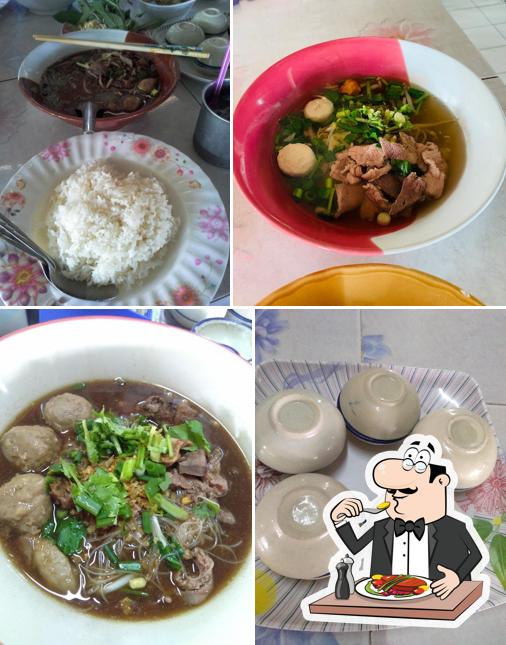 Lung Dam Sung Noen Noodles