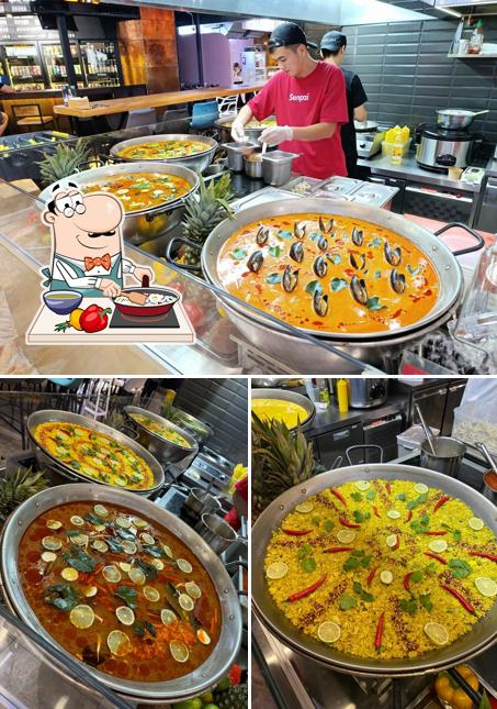 Паэлья в "Парк фудхолл"