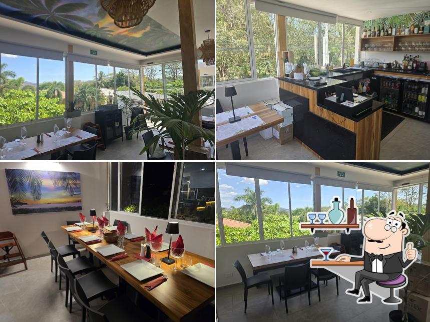 Glass House - Kitchen and Bar