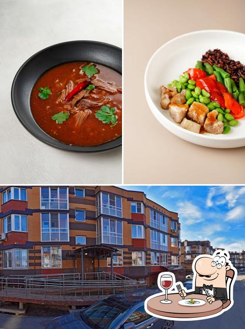 Взгляните на это изображение, где видны еда и внешнее оформление в Bright Place