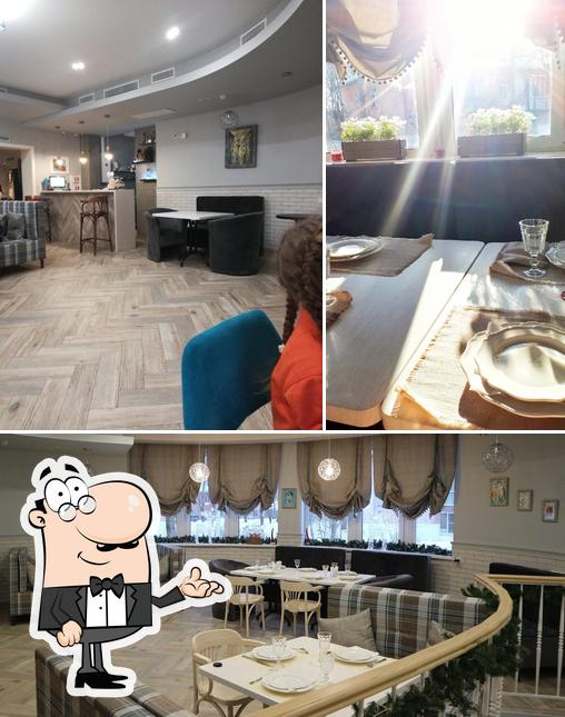 Посмотрите на внутренний интерьер "Богатыря Кафе"