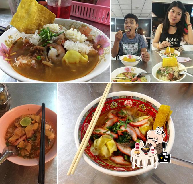 ร้านชายสี่บะหมี่เกี๊ยว ที่มีรถ Ducati จอดอยู่
