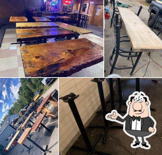 Посмотрите на внутренний интерьер "Skips Lounge"