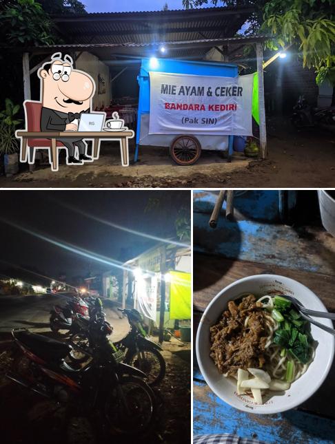 Mie ayam & ceker. Pak SIN