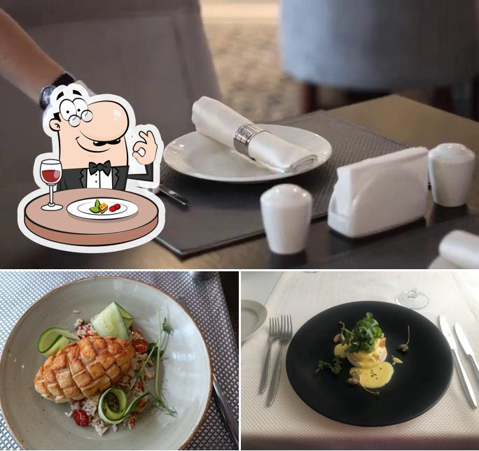 В Grand Cafe есть еда, внутреннее оформление и многое другое