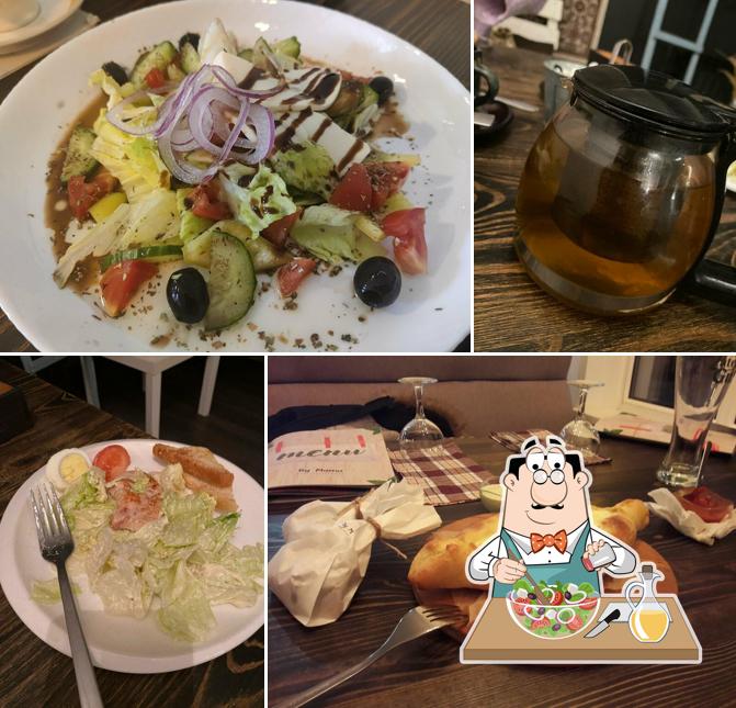 Греческий салат в "Семейном Ресторане By Mama"