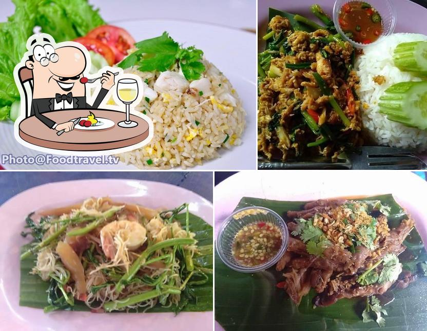 สเต็ก & -ข้าวผัดปู ตลาดโก้งโค้ง