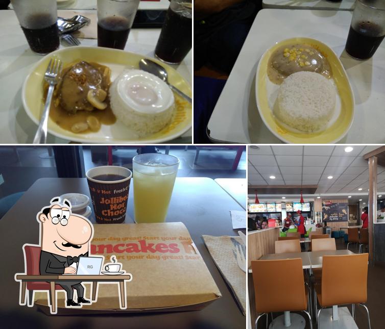 Jollibee Calasiao Junction