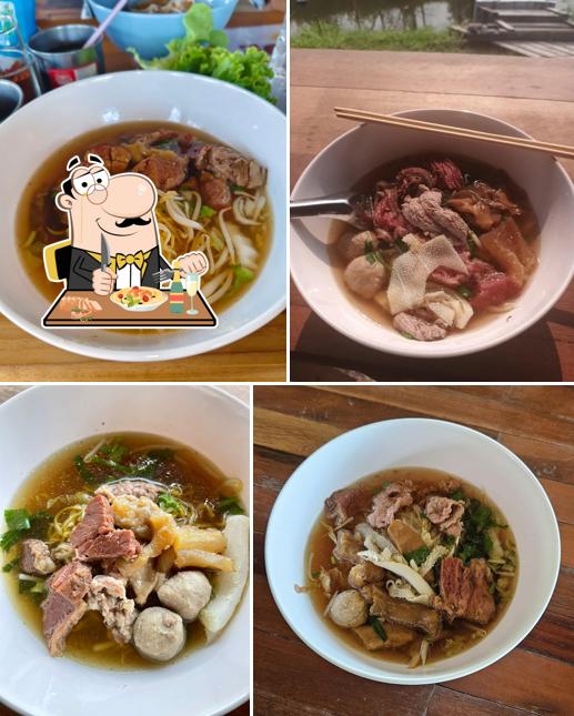ก๋วยเตี๋ยวเฮือนไม้ หลังวัดอัมพวันป่าม่วง