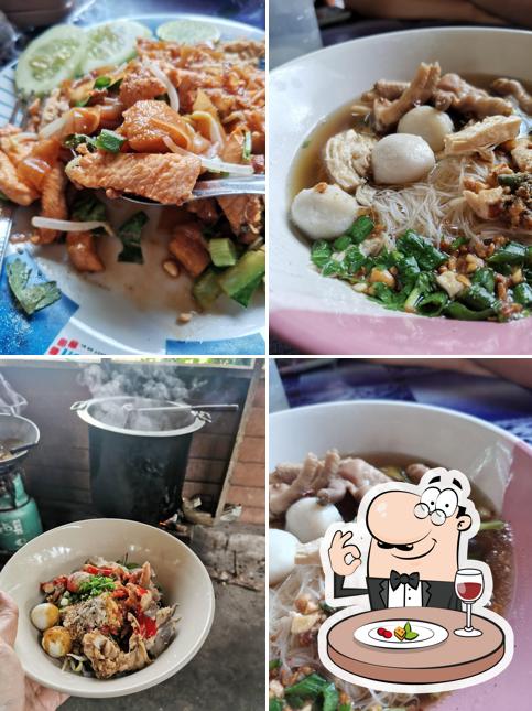 ร้านก๋วยเตี๋ยวหวาฉ๊ะไม้ฟืน