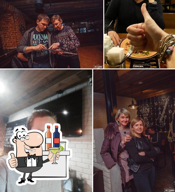 Взгляните на эту фотографию, где видны барная стойка и внутреннее оформление в Крафт-бар