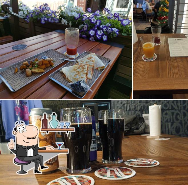 Посмотрите на внутренний интерьер "4 Brewers Pub"