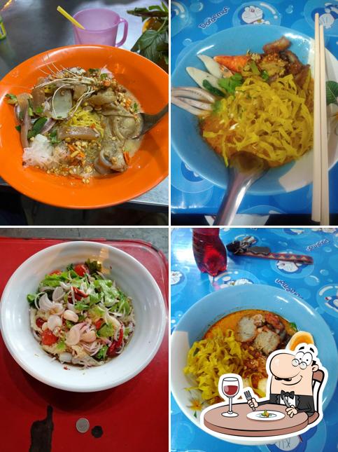 ร้านโต๊ะเส้น ก๋วยเตี๊ยวต้มยำไข่ยางมะตูม