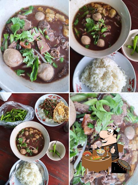 ป้านาง ก๋วยเตี๋ยว​เนื้อตุ๋นเตาฟืน