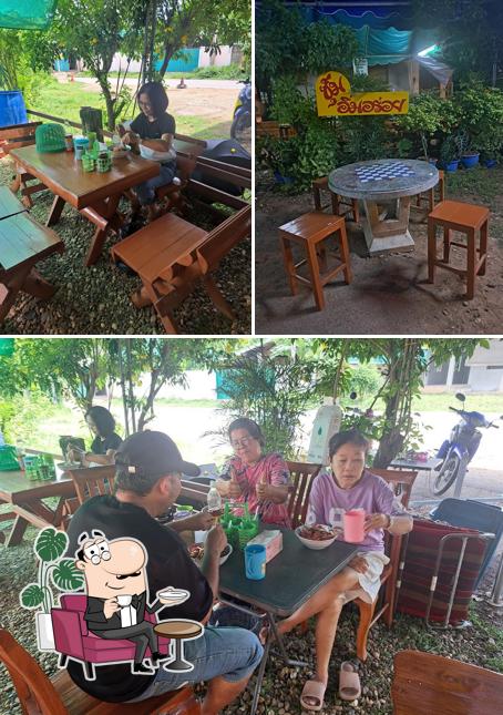 ร้านก๋วยเตี๋ยว ปากทางท่าทรายอุดมทรัพย์