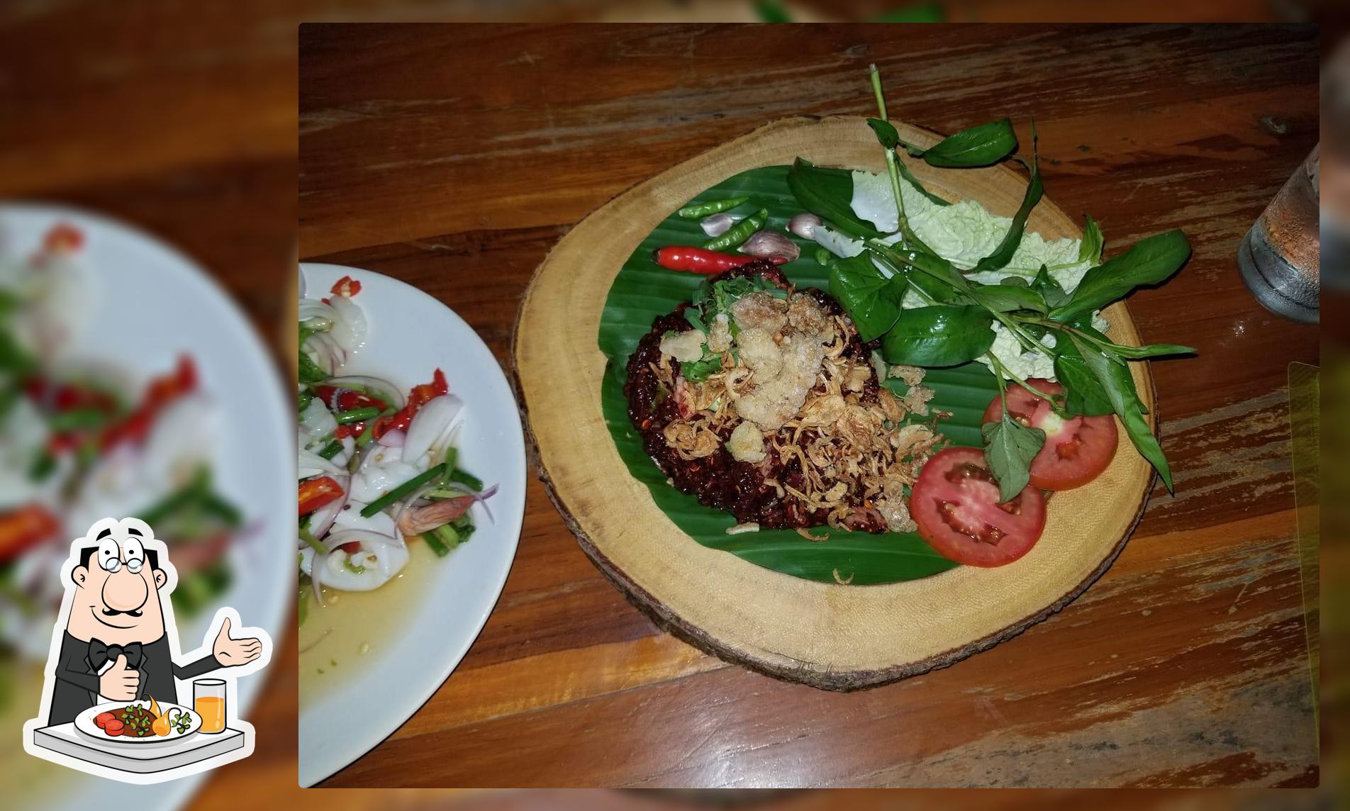 ร้านฮ่มไม้ป๋ายนา