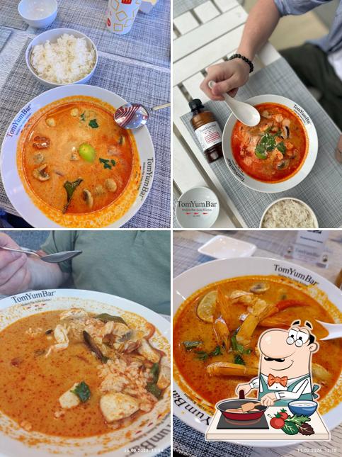 Курица с соусом карри в "TomYumBar"