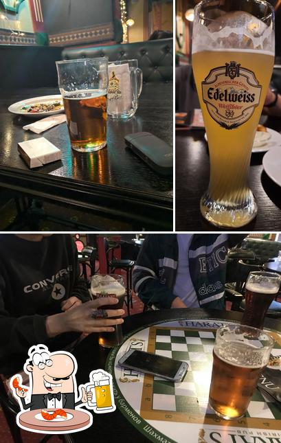 Насладитесь стаканом темного или светлого пива