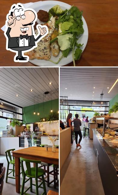 Посмотрите на это изображение, где видны внутреннее оформление и еда в Kulturas Restaurante