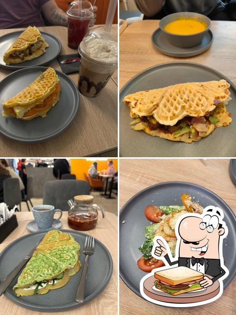 Сэндвичи с сыром на гриле в "Vaffel"