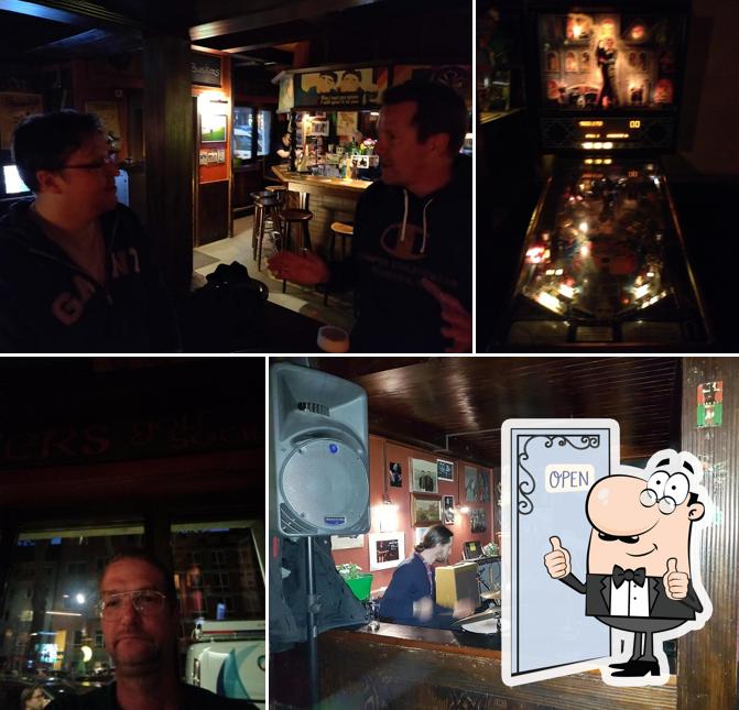 BUSKER'S Irish Pub