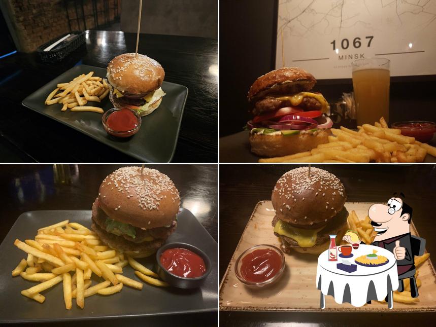 Побалуйте себя гамбургером в "1067 Miensk pub"