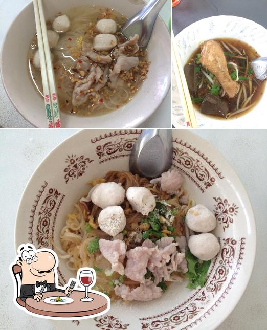 โกซิ้ว ก๋วยเตี๋ยวหมู-ไก่ตุ๋น