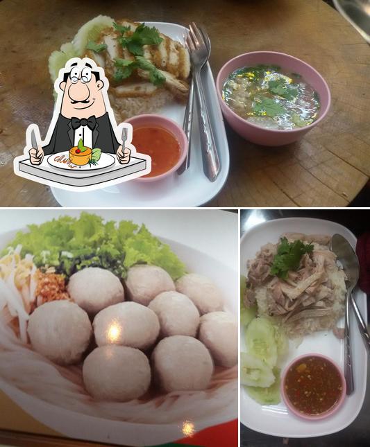 ก๋วยเตี๋ยวเนื้อแชมป์-ข้าวมันไก่ นายเพชรกล้า