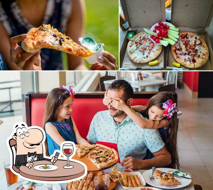 В Папа Джонс есть еда, внутреннее оформление и многое другое