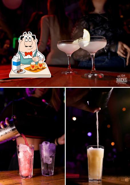 Закажите разнообразные напитки, представленные в "On The Rocks Bar"