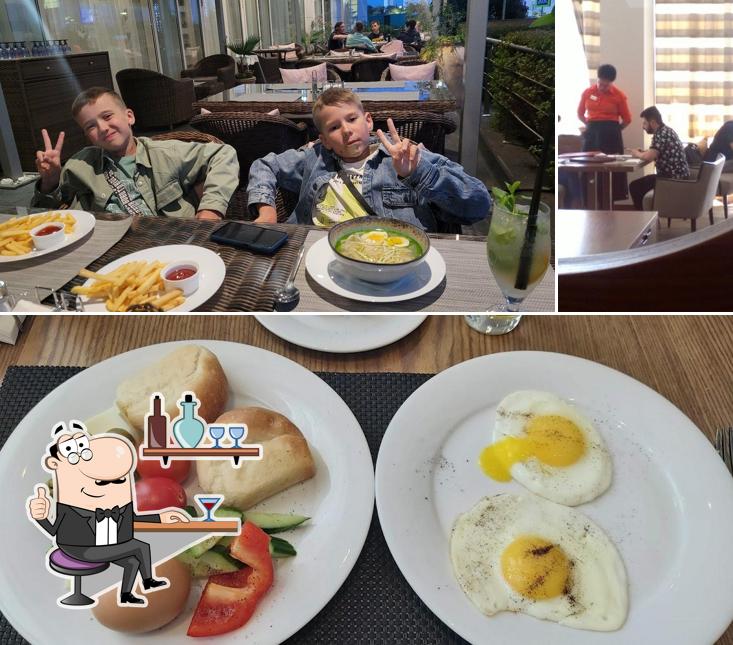 Это фото, где изображены внутреннее оформление и еда в Босфор