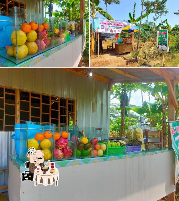 Pecel, Rujak, Es Kelapa Muda & Pepaya California Mba Wik