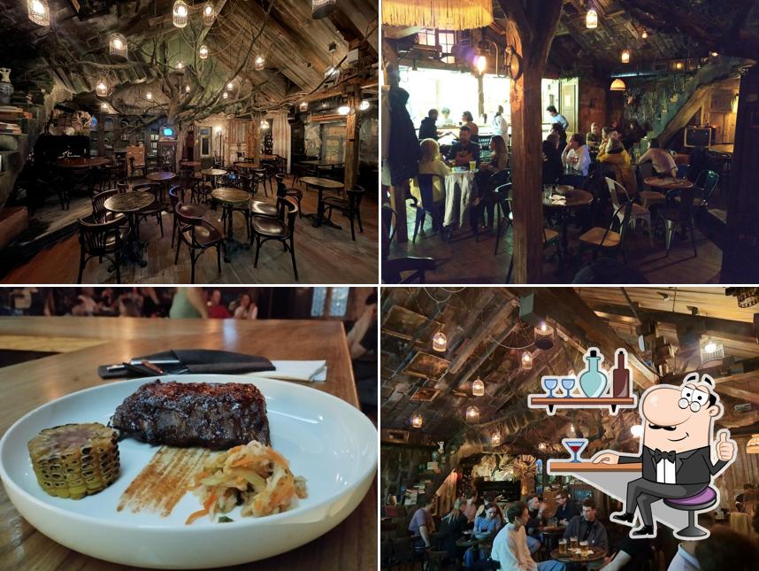 Посмотрите на внутренний интерьер "Дома, в Котором Pub"