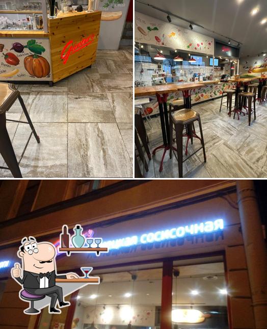 Посмотрите на внутренний интерьер "Gunter's Немецкая сосисочная"