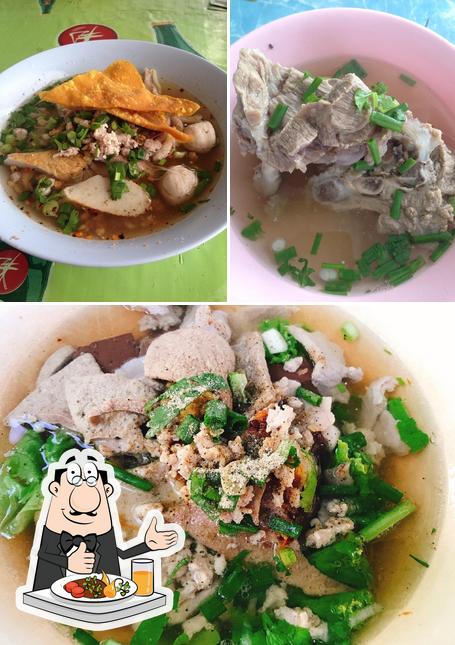 ก๋วยเตี๋ยววันหยุดรสเด็ด โค้งแสงจินดา