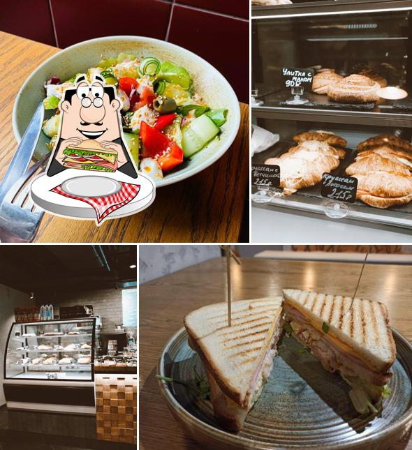 Клубные сэндвичи в "9 Bar Coffee"