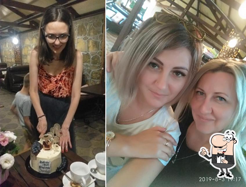 У фонтана