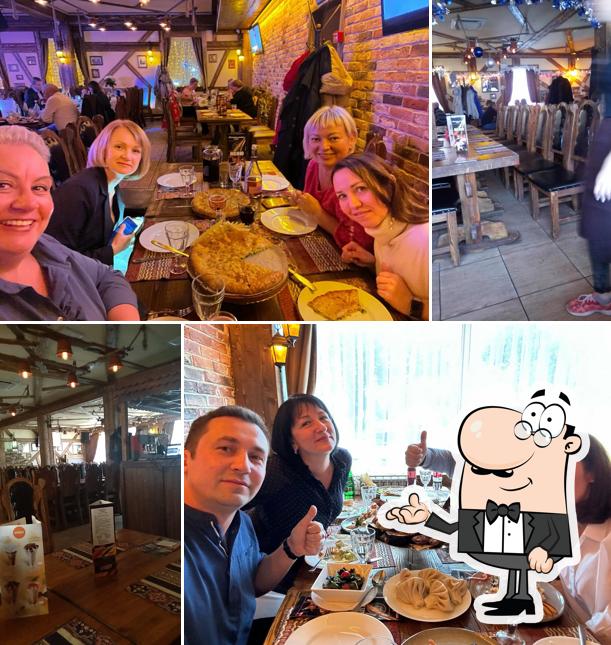 Посмотрите на внутренний интерьер "Хинкальной"