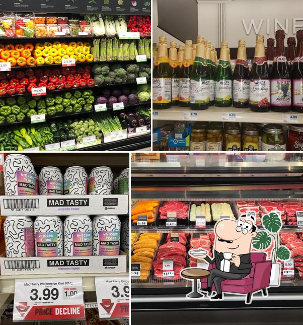 Hy-Vee Grocery Store