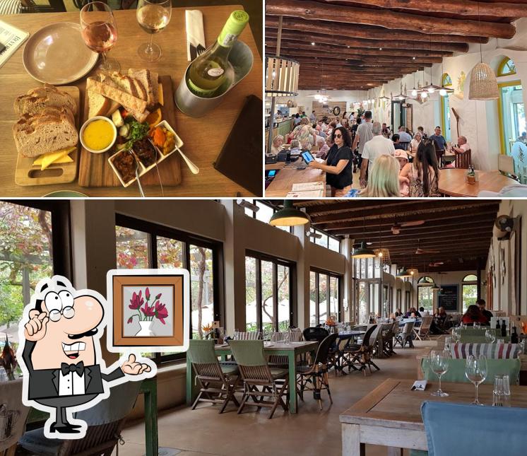 Посмотрите на внутренний интерьер "The Goatshed Restaurant"