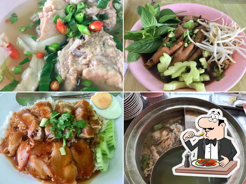 ชายสี่บะหมี่เกี๊ยว​ นาสาร
