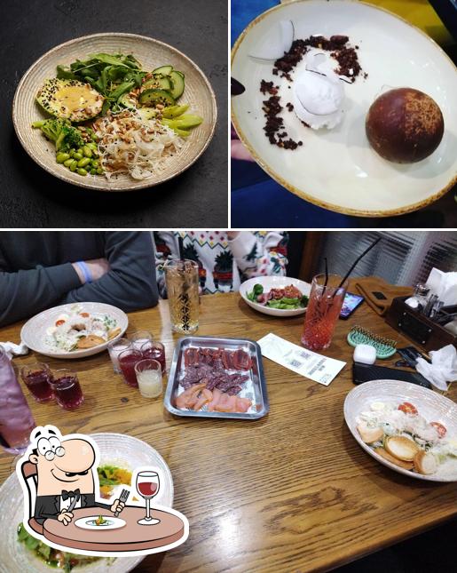 В Ресторан Честных Цен есть еда, столики и многое другое