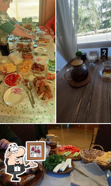 Помимо прочего, в Три шампура есть внутреннее оформление и еда