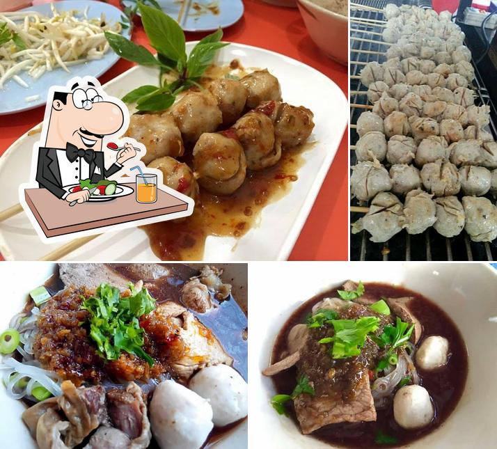 ร้านเตี๋ยวเรือต่อชาม ลูกชิ้นต่อไม้ สาขาน้ำกระจาย