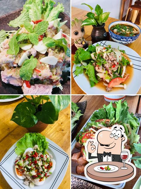 มนพัช ส้มตำกะลา (โมนา) Mona's Restaurant & Homestay