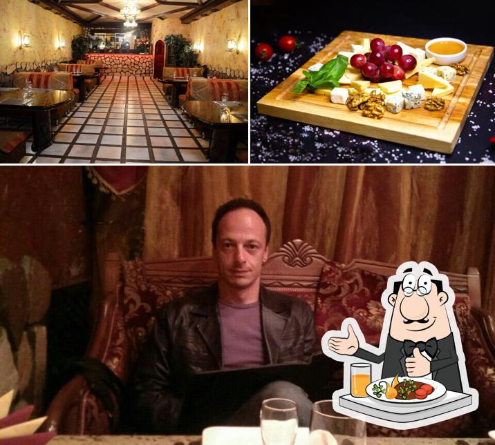 Еда и внутреннее оформление - все это можно увидеть на этой фотографии из Звезда Востока