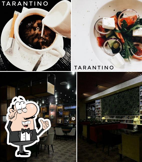 Это фотография, где изображены внутреннее оформление и еда в Тарантино