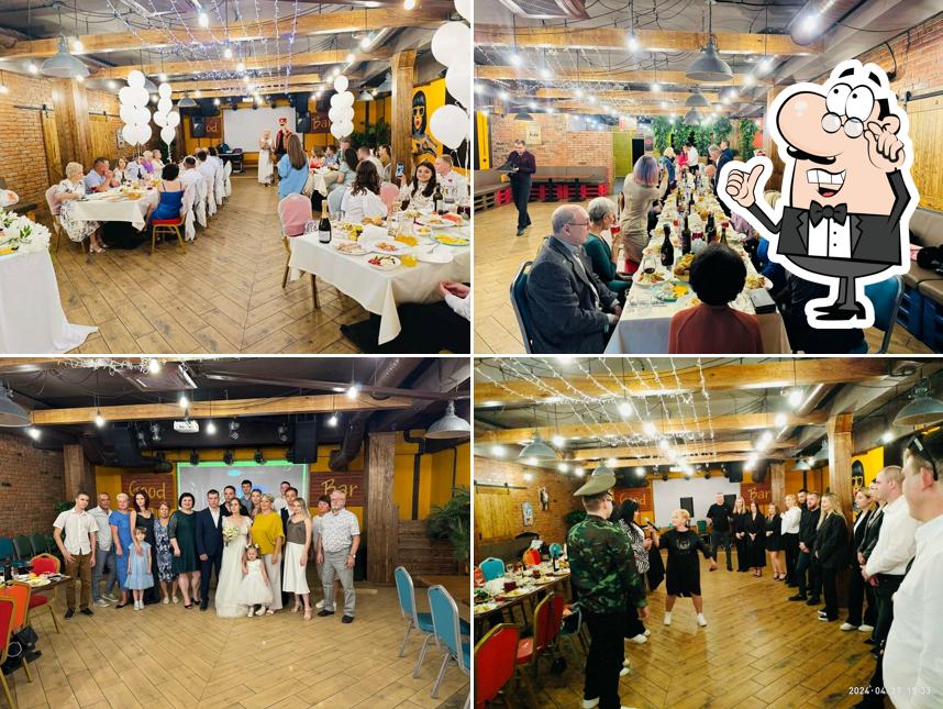 Посмотрите на внутренний интерьер "Гуд бар"